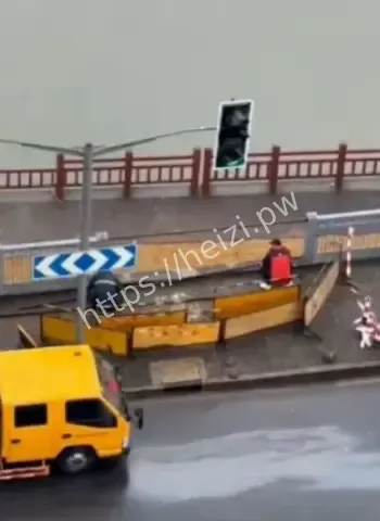 男女醉酒后驾车坠河